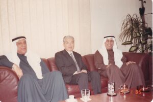 في مكتب الحاج عبدالرسول والحاج صالح الشّواف · ١٩٨٥