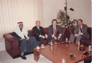 في مكتب الحاج عبدالرسول والحاج صالح الشّواف · ١٩٨٥